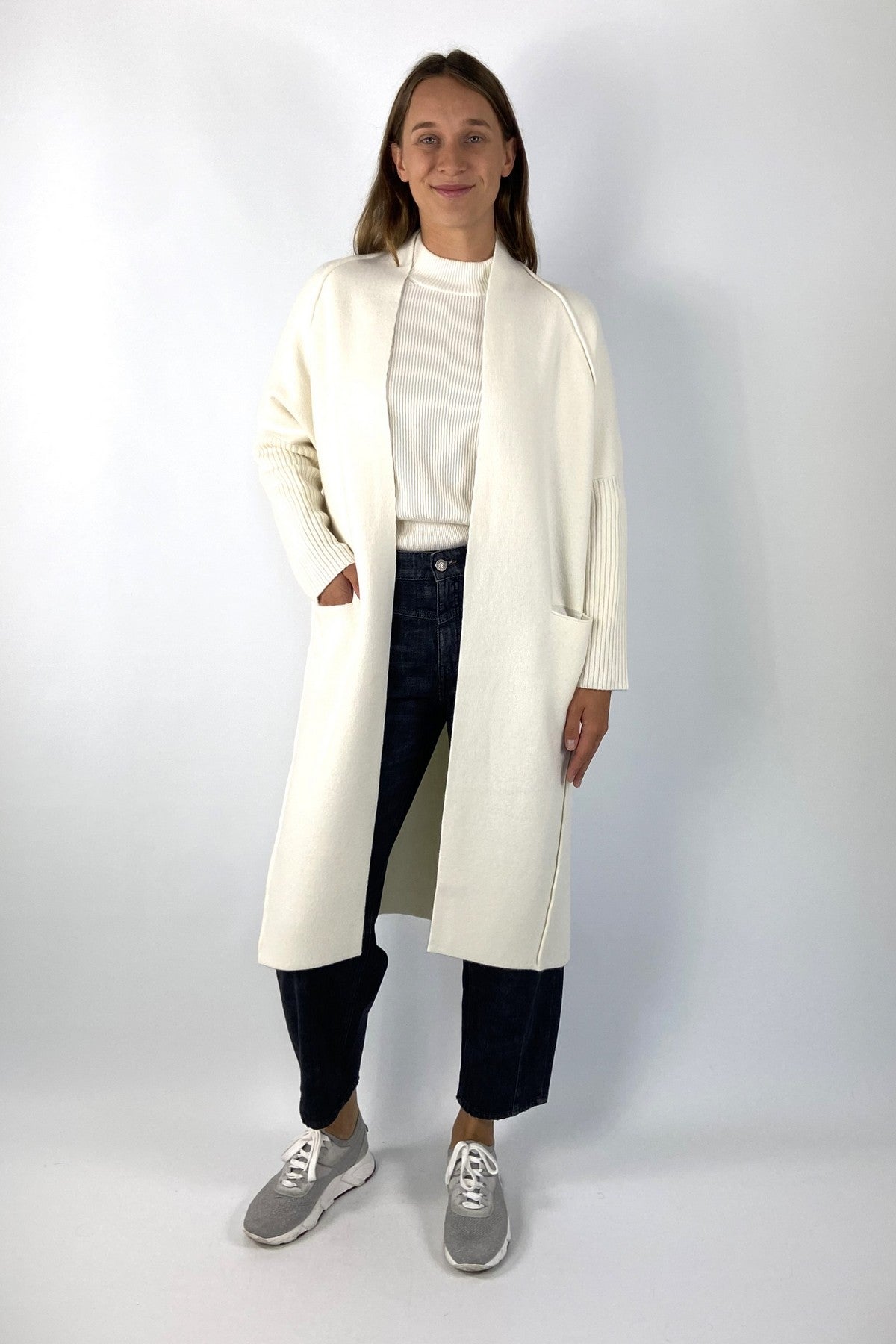 Luxueuze lange cardigan in wol/cashmere breiwerk. De kleur is off-white.