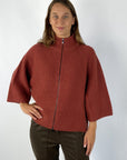 Gebreide vest met rits en opstaande kraag met 3/4 mouwen in een warme roestrode tint. De zachte wol/cashmere mix zorgt voor een aangenaam draagcomfort.