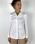 Witte damesblouse van FFC in 2 stoffen met verdoken knoopsluiting.