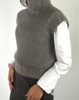 FFC mouwloze pull in grove brei met opstaande kraag – Taupe