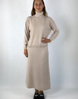 Lange gebreide rok in een zachte wol/cashmere garen. Kleur is lichtbeige