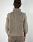 FFC Fashion vest in beige van wol en kasjmier met opstaande ribkraag achterzijde.