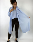 Langwerpige effen sjaal van FFC in een zachte wol/cashmere mix. De kleur is lichtblauw.