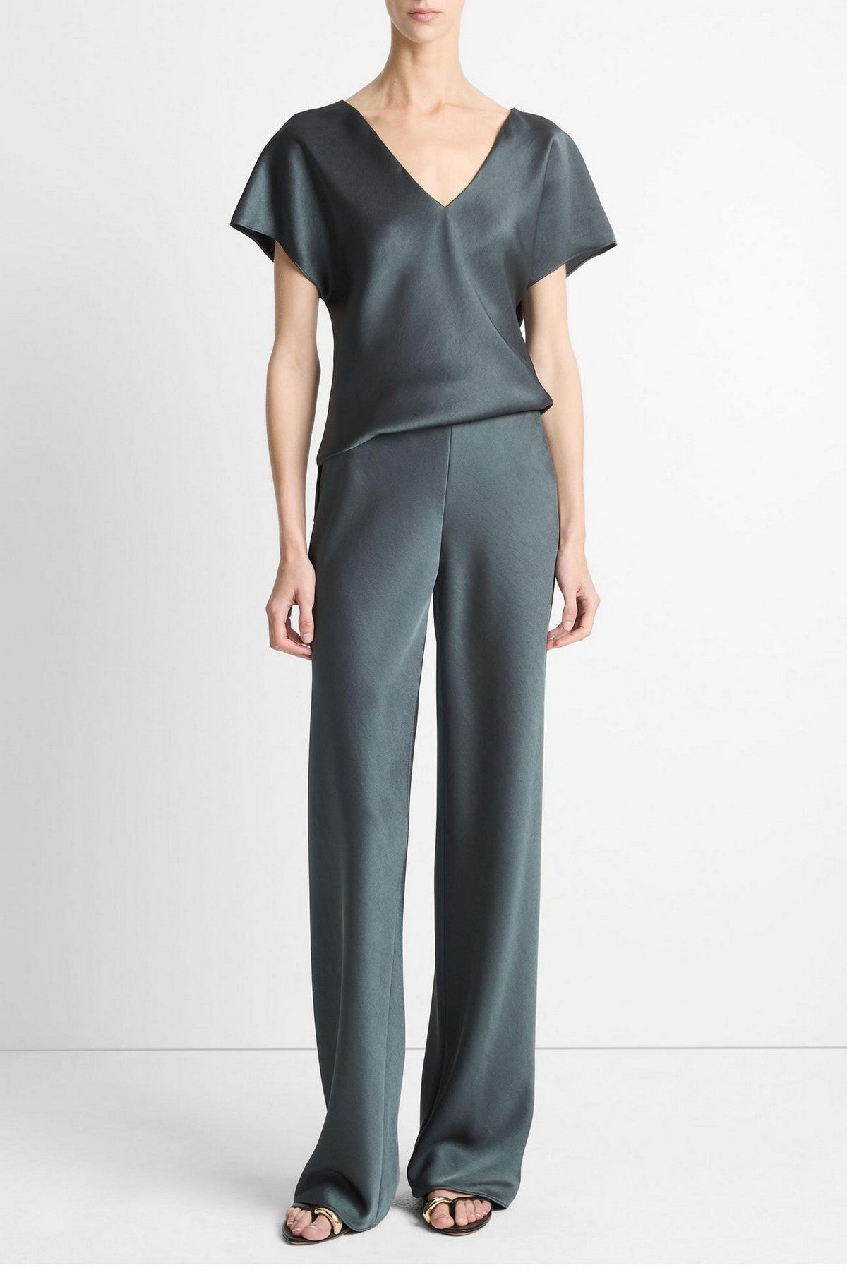 Vloeiend vallende, glanzende satijnen broek met hoge taille en wijde pijpen in een elegante, tijdloze stijl. Kleur is grijsgroen.