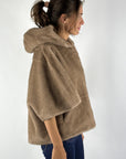 Hemisphere fluffy capemantel met kap – Fluffy Camel