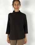 Lossere donkerbruine pull met opstaande kraag in merinos wol.