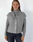 Elegant damesvest in kasjmiermix met gouden knopen. Kleur is grijs.