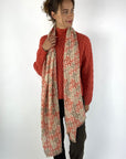 Sjaal Aliki van Hemisphere met all-over H-print in 100% cashmere.