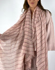 Hemisphere - Luxe Cashmere-Zijde Sjaal met Lijnenspel - Roze/Poeder - OLINES-CSML