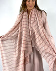 Hemisphere - Luxe Cashmere-Zijde Sjaal met Lijnenspel - Roze/Poeder - OLINES-CSML