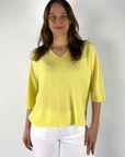 2610413-4-Hemisphere losvallende V-hals pullover in sun yellow van katoen, zijde en cashmere.