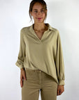 Hemisphere 26202SAMIR-5 licht olijfgroene blouse met V-hals en elegante ballonmouwen