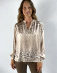 Shirtbloes met lange mouwen in zijdestretch van Hemisphere in een subtiele luipaard print.