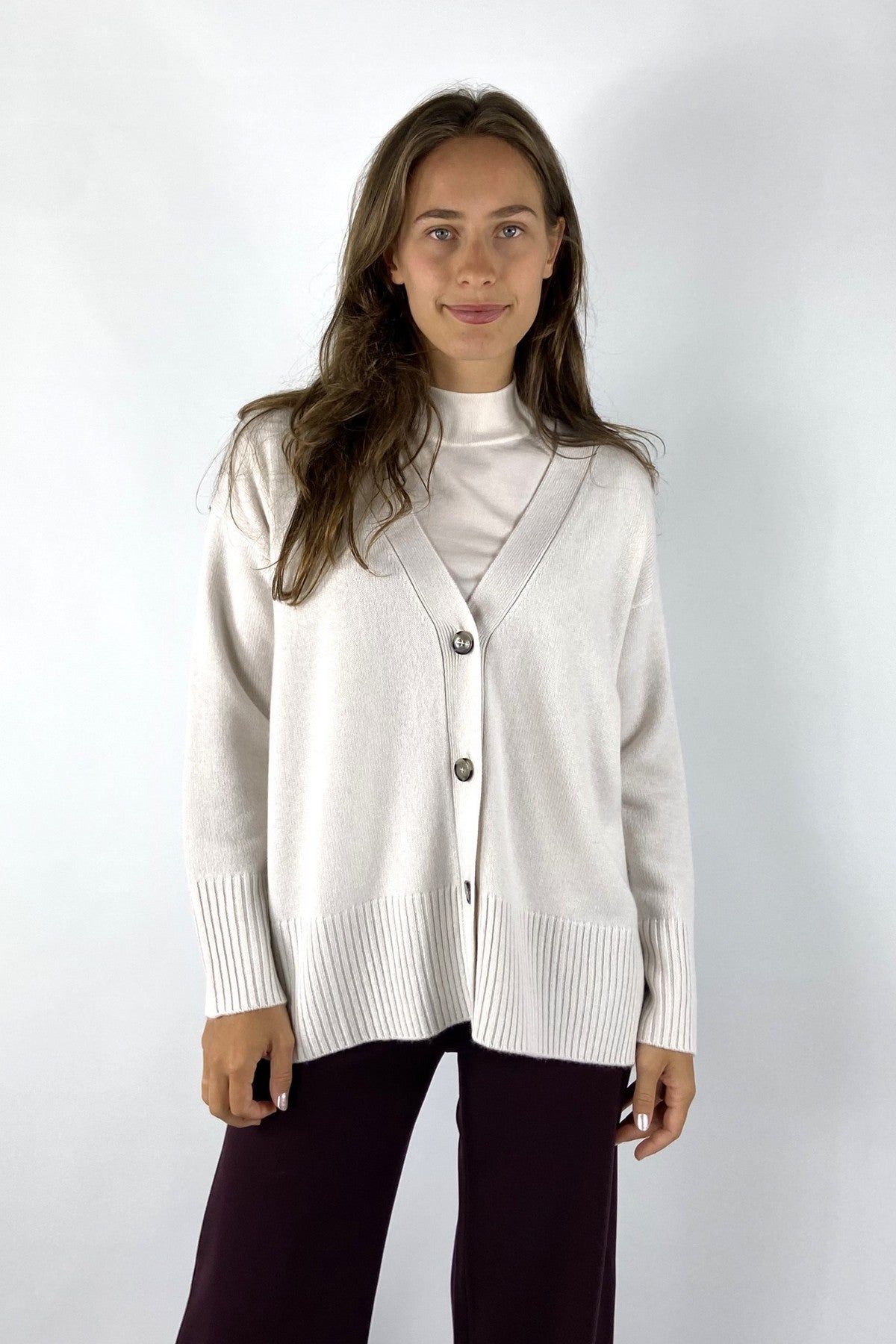 Lange cardigan in gebroken wit van Hemisphere met knopen en V-halslijn in een zachte wol/cashmere brei.