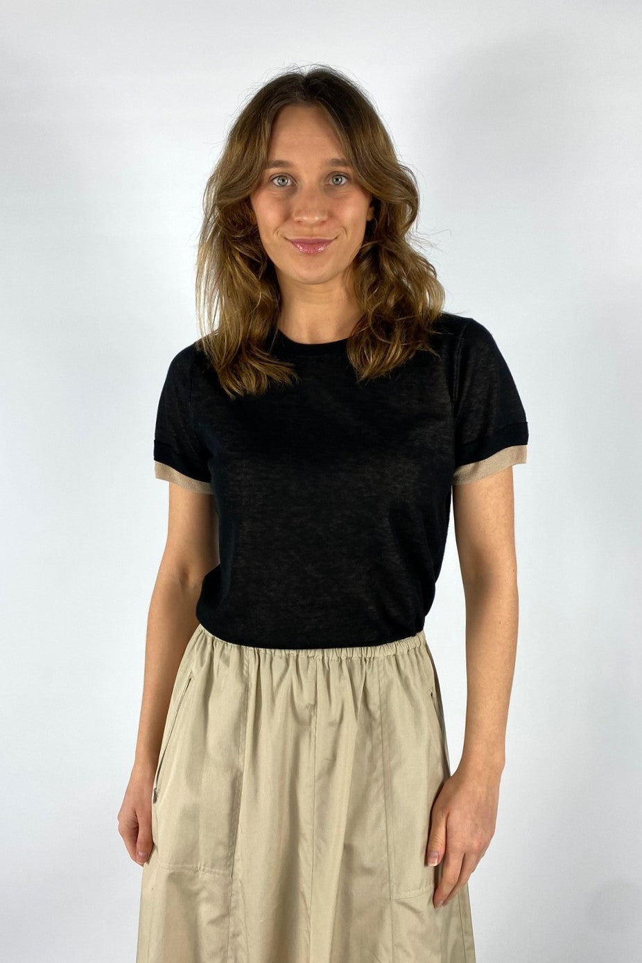 Bicolar truitje zwart/beige met korte mouwen en ronde halsuitsnijding van Vince.