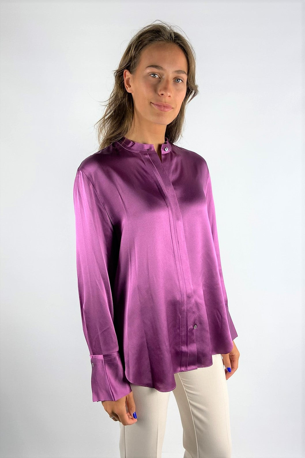 Zijde blouse van Vince met lange mouwen en manchetten, gemaakt van soepele 100% stretchzijde voor een elegante uitstraling