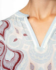 IVI Kollektion – Fresco Seidentunika – Weiß, Hellblau & Weinrot – 26201013