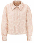 26108040: Poederroze satijnen blouson van IVI Collection met ingeweven jacquard bloemen en een goudkleurige rits.