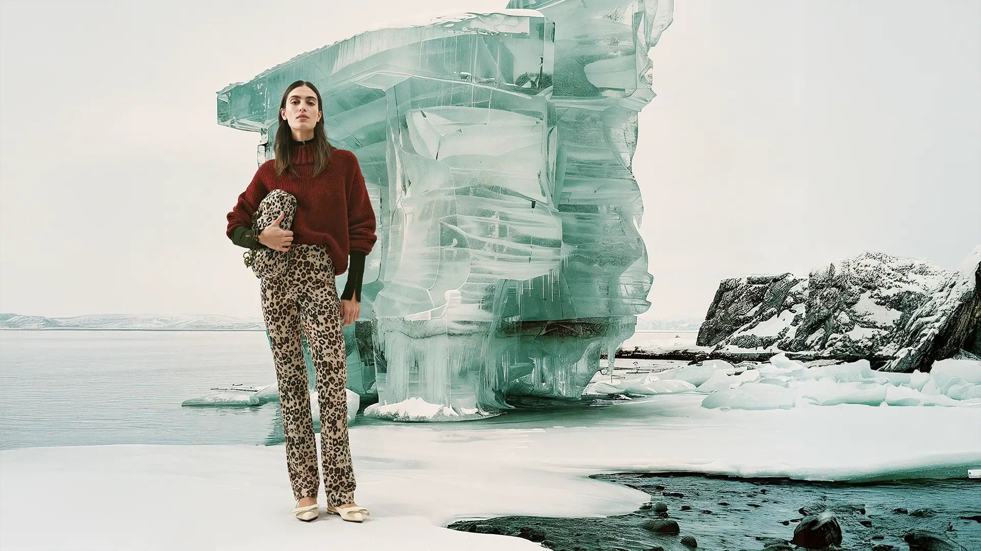 Broek met luitpaardprint en pull in burgundy van de nieuwe herfstcollectie van Marccain Collections.