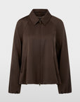 BC3116W60 Marc Cain zwierig jasje in Seal Brown van glanzende gerecyclede stof met tweewegritssluiting