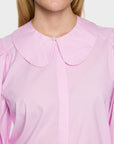 Close-up van de afneembare kraag en verborgen knoopsluiting van de Marc Cain blouse AC 51.18.