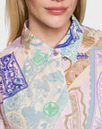 Close-up van de hoogwaardige viscose-zijdemix en de verborgen knoopsluiting van de Marc Cain blouse.