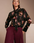 Elegante zijden blouse met bloemenprint en afneembare strik uit de herfstcollectie van Marccain.