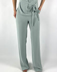 Mintgroene Ezra pantalon van Natan met een soepelvallende rechte pijp en een verfijnde crêpe textuur.