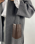 Natan Oregon-wool capemantel wol met ecolederen zakken – Anthraciet Bruin