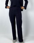 Deze navy travel wear broek combineert comfort en stijl. Voorzien van twee steekzakken en verfijnde verticale naden aan de voorkant voor een elegante uitstraling.