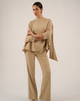 Stijlvolle capeblouse model Leon met lange mouwen van Oscar in beige tint.