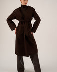Stiljvolle trenchcoat met kap van Oscar the collection met stoffen riem in chocolade bruin.