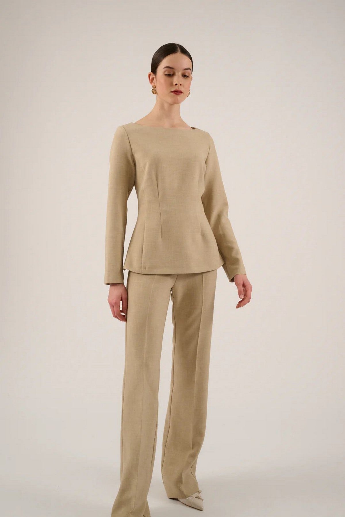Damesbroek met flared broekspijpen van Oscar in beige tint.