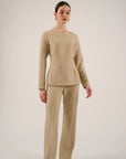 Damesbroek met flared broekspijpen van Oscar in beige tint.