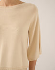 Close-up van de zachte viscose stof van de Bruno Top in kleur cream.