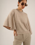 Pull van Oscar met vleermuismouwen in beige met details aan de halslijn