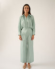 Model in de Marcello trousers pacific gecombineerd met een bijpassend bovenstuk.