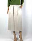 P05186 Peserico lange uitlopende rok in lichtbeige viscose cupro twill met peach touch.