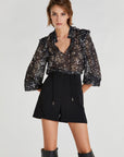 Patrizia Pepe - 8C0433 A8P7 F562 - Bluse mit gerüschten Schultern - Schwarz
