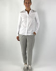Effen witte stretchkatoenen overhemd met verborgen knopen en elegante kraag. Koel, comfortabel en veelzijdig, ideaal voor zowel chic als casual.