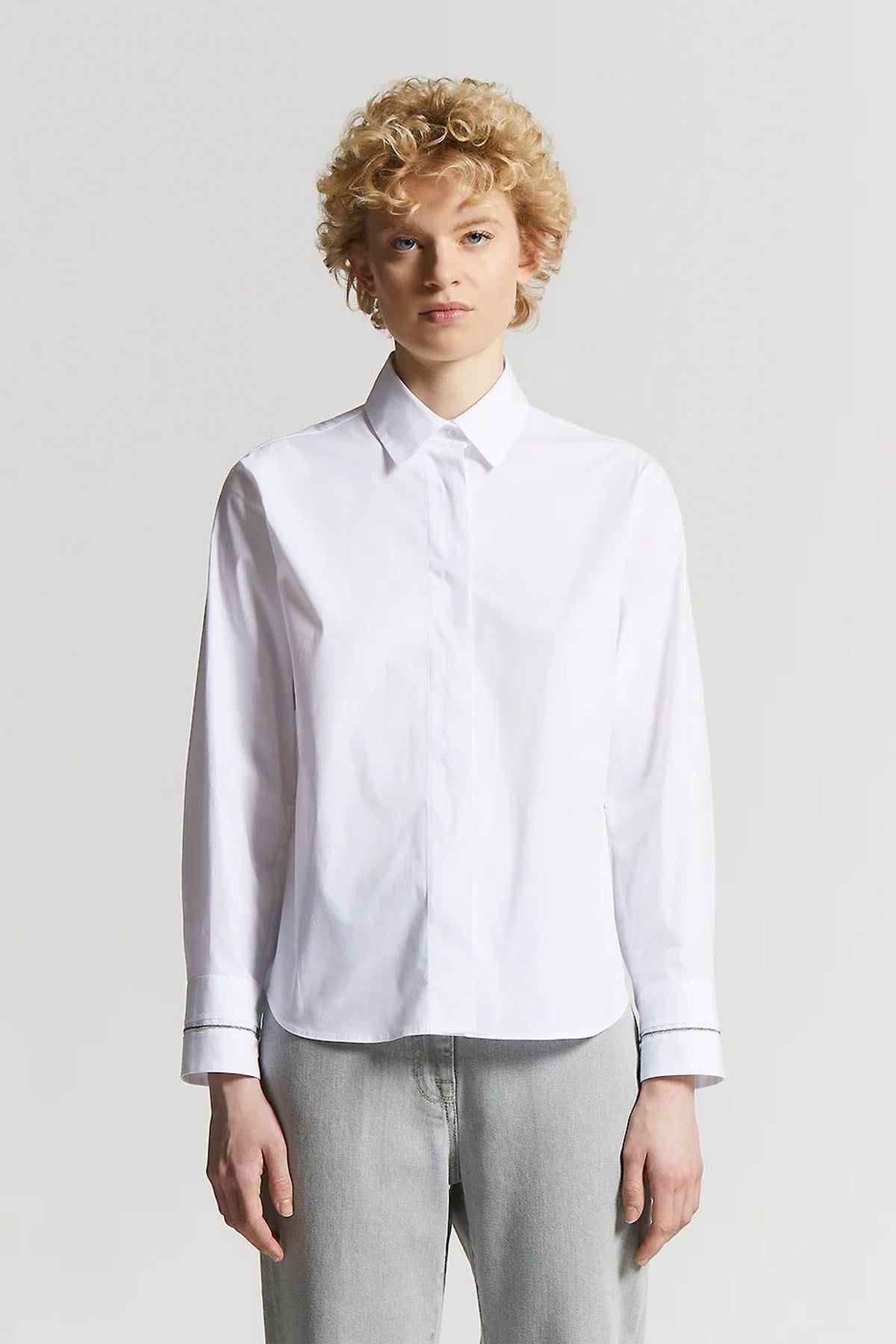 Damesbloes van Peserci in witte kleur met punto lace details.