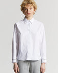 Damesbloes van Peserci in witte kleur met punto lace details.