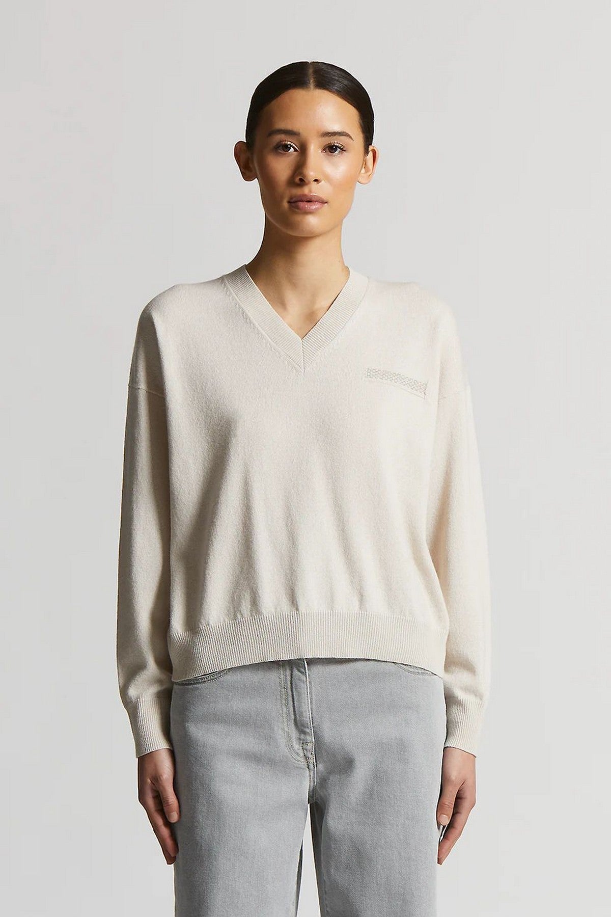 Trui in ecru met V-hals van Peserico in een wol-zijde-cashmere mix.