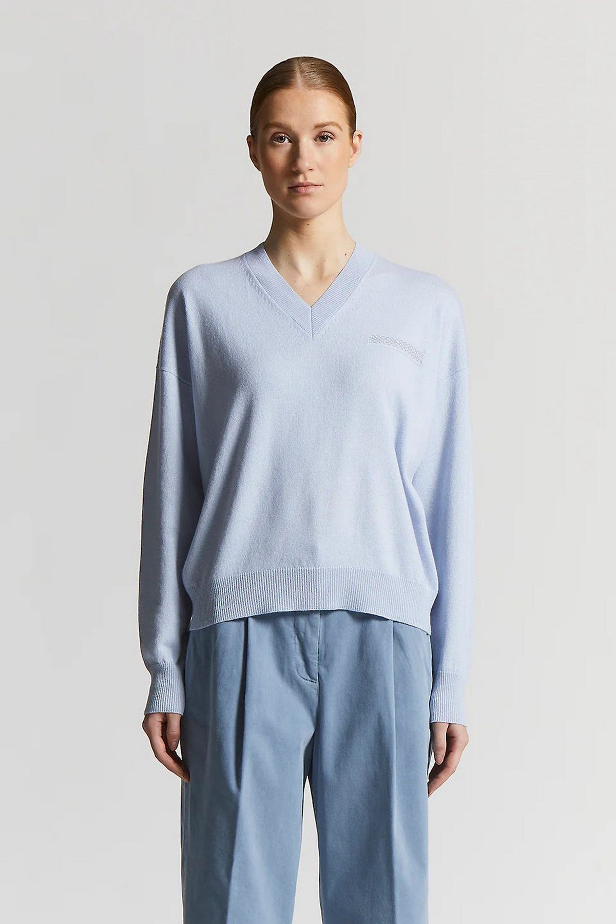 Trui met V-hals en punto lace detail in de kleur lichtblauw