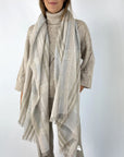 Rechthoekige sjaal met franjes in wolmix in beige/grijze kleuren.
