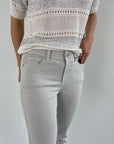 7625059008319 Detail van Cambio cropped jeans met 5-pocket design in zacht grijs katoen.