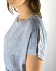 S02413A Peserico lichtblauwe linnen midi-jurk met Punto Luce details op de schouders.