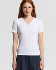 71-S06939J0 Peserico micro-rib jersey T-shirt light white met V-hals en Punto Luce detail.