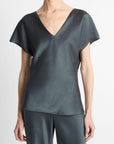 Satijnen blouse met V-hals en korte, zwierige kapmouwtjes in een vloeiend silhouet dat elegant valt over de heupen. Kleur is grijsgroen.