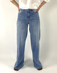 095353-9392-Seductive Maury palazzo jeans in used blue met wijde pijpen en een hoge taille.